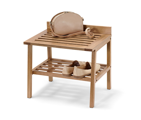 Hocker mit breiten Ablageflächen