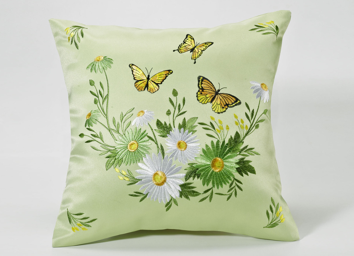 Tisch- und Raumdekoration mit Blumen und Schmetterlingen