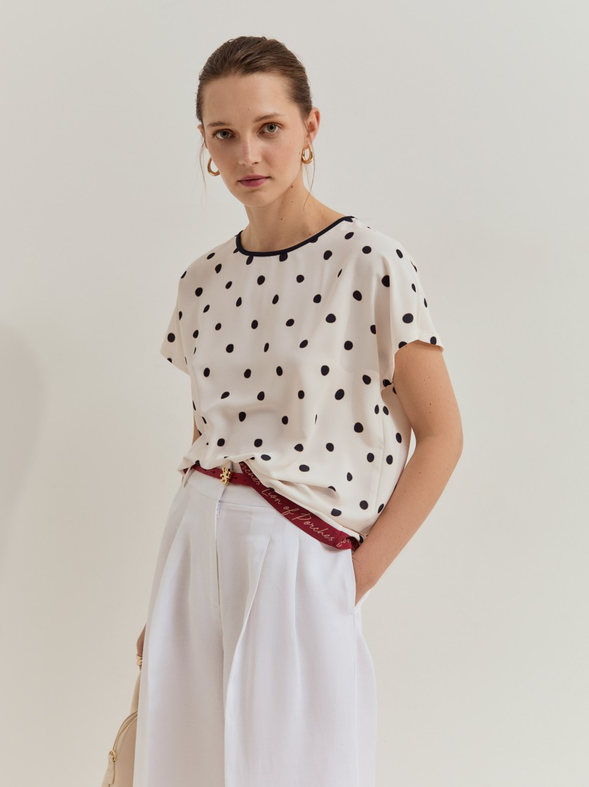 Blusa de manga curta às bolinhas