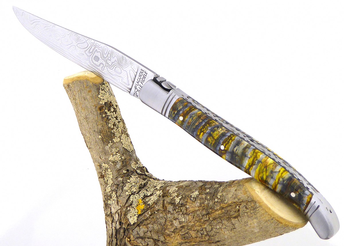 Couteau Laguiole avec un manche en Molaire de Mammouth teintée doré