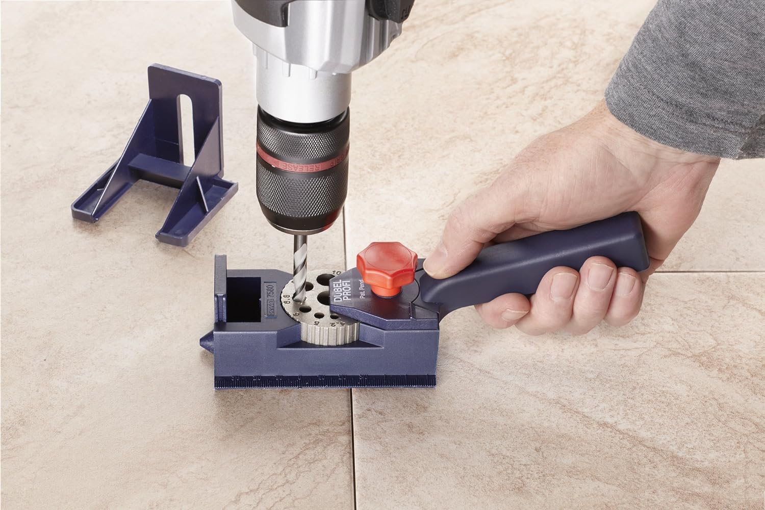kwb Dübelprofi / Dübellehre, Komplett-Set inkl. CV Holzbohrer und Holz-Dübel, Universal-Bohrhilfe für gerade Bohrungen von Ø 3 3.3, 4 4.2, 5 6 6.8, 8 10 12 mm
