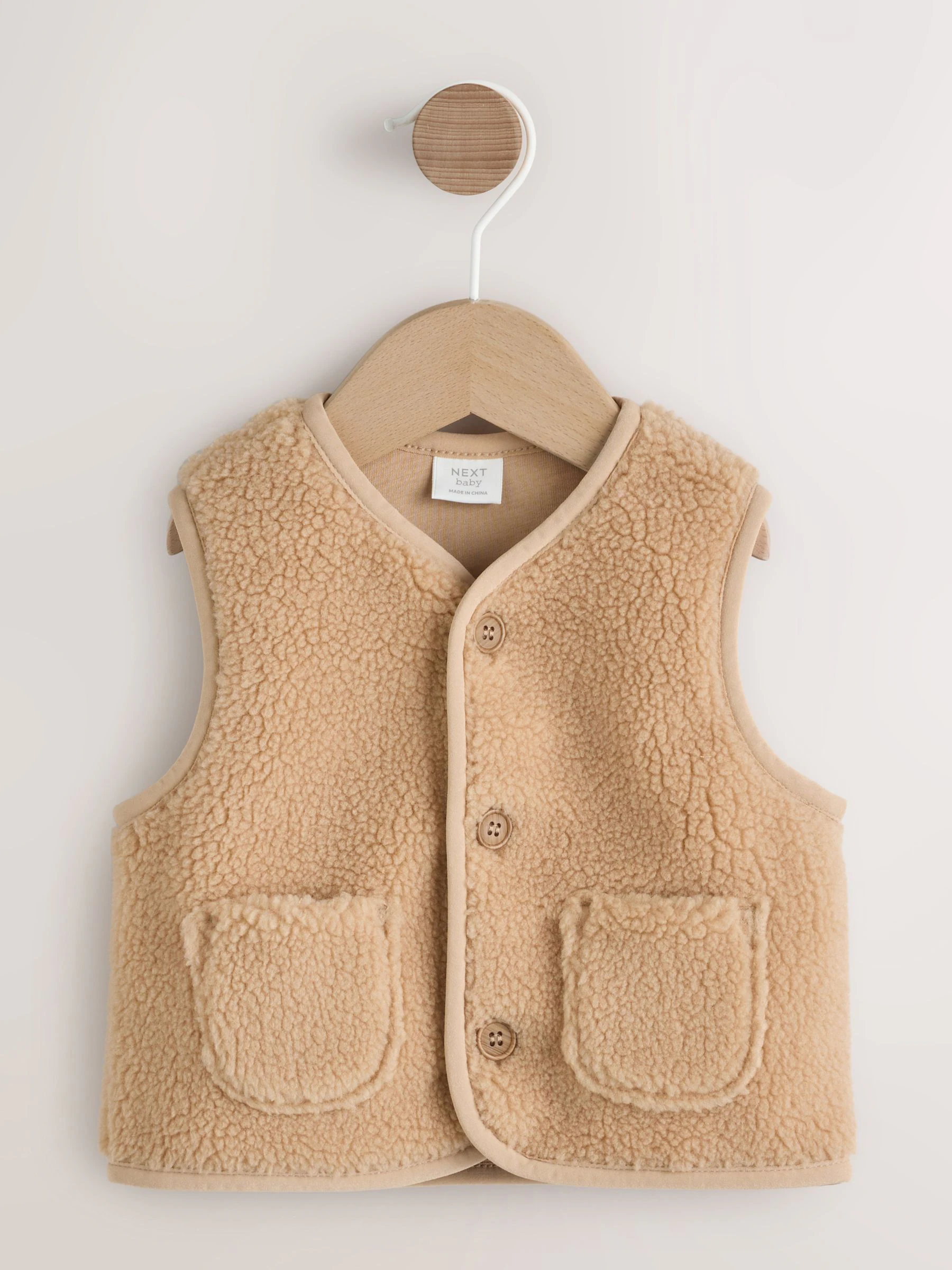 Toffeebruin - Babygilet van borg