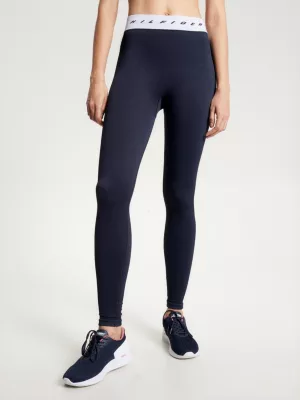 Calça legging esportiva de comprimento total e corte justo.
