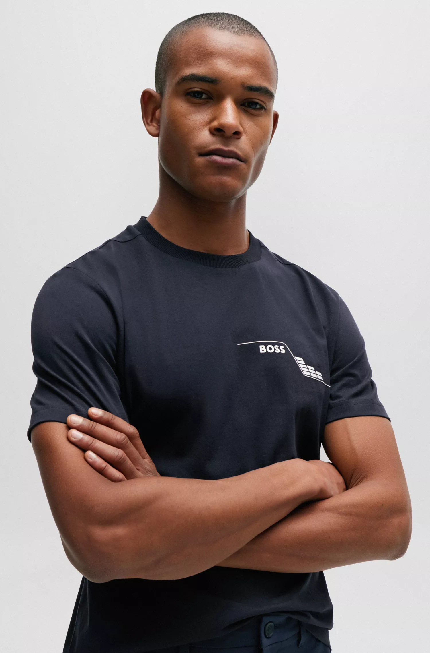 Camiseta BOSS verde em malha de algodão com gola redonda e estampa sazonal.