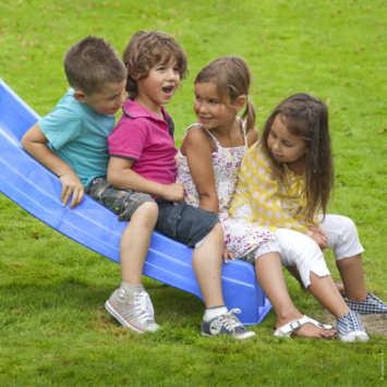 Speeltoestel Jungle Gym Totem met blauwe glijbaan en dubbele schommel van douglashout