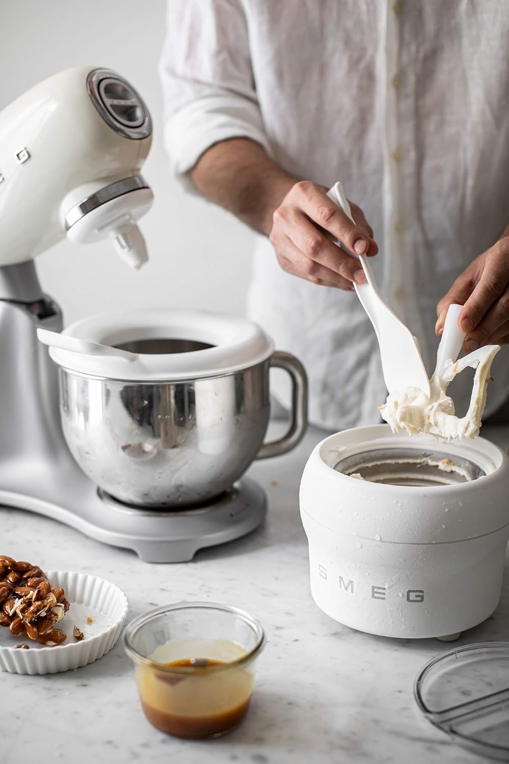 Smeg, SMF02CREU Küchenmaschine, 10 Geschwindigkeitsstufen, Planetenrührwerk, Sicherheitsabschaltung, 2 Rührbesen, Kugelgriff aus Edelstahl, 800 W, Creme