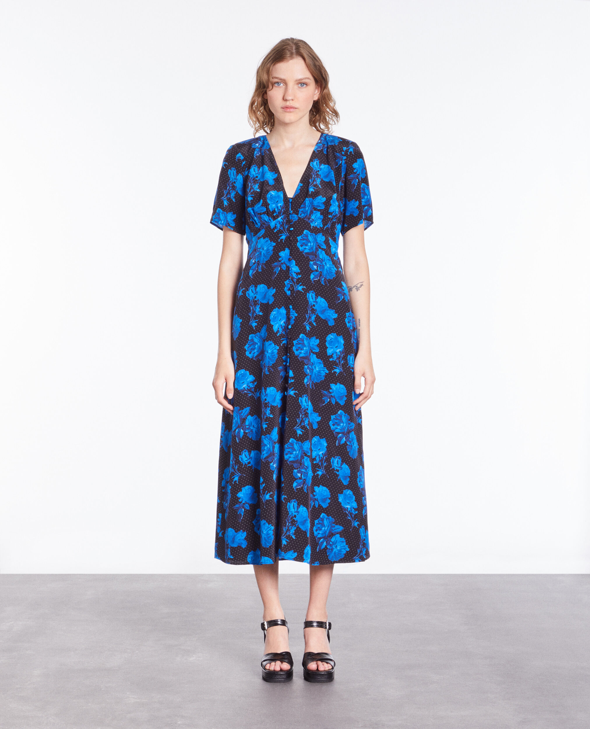 Robe longue imprimée en soie avec boutonnage