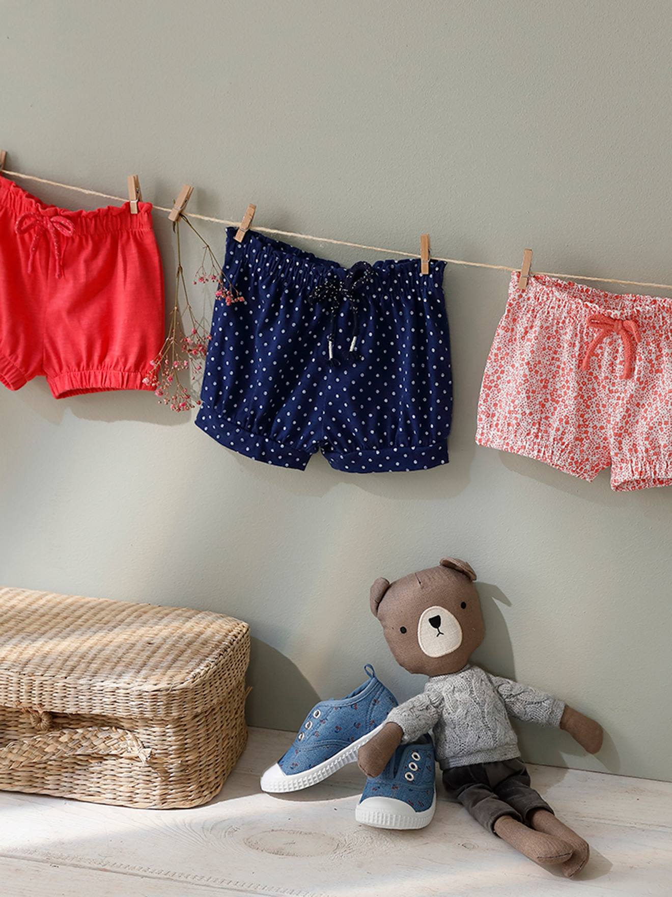 Calção infantil para menina em malha branca clara com estampa.