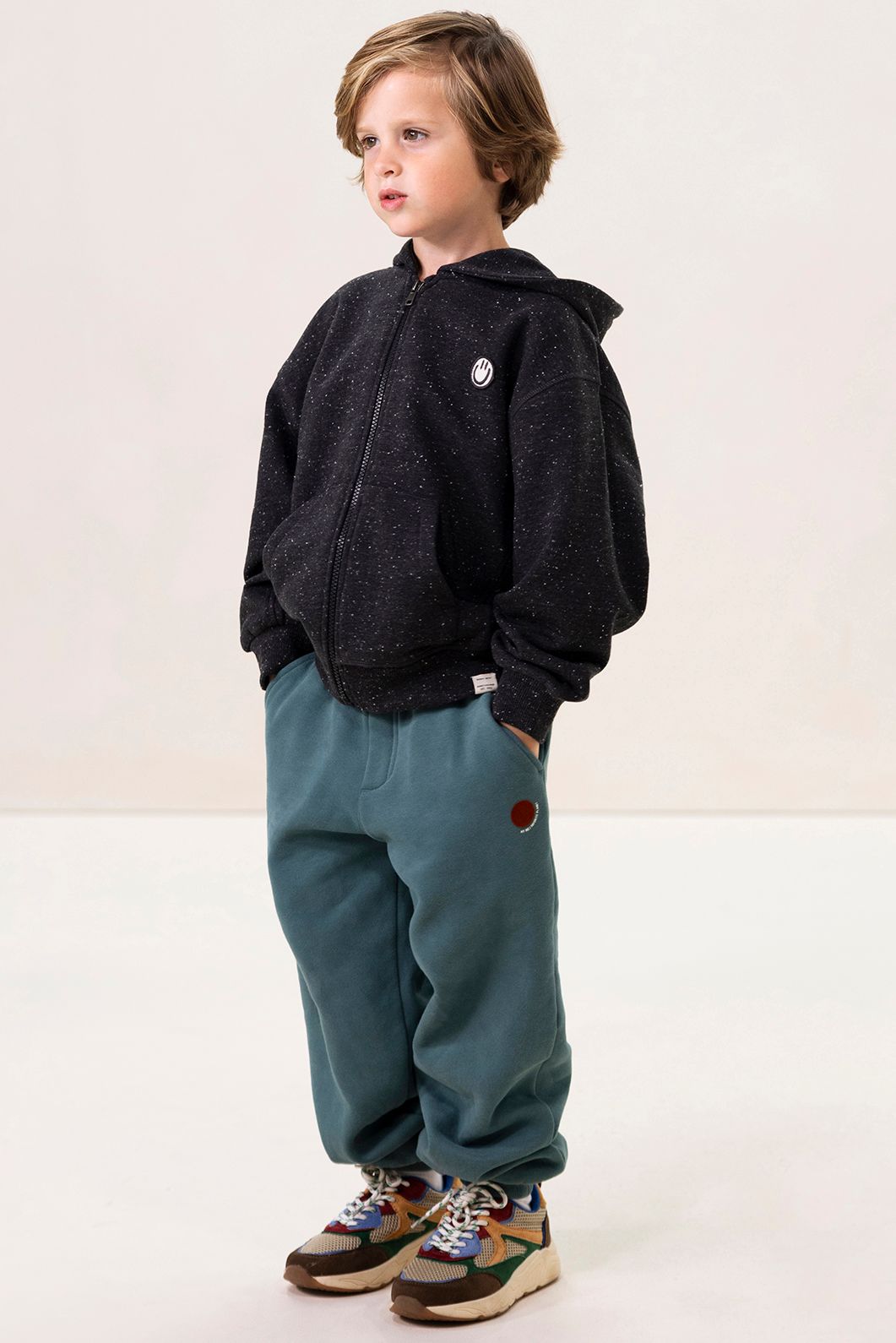 Donkergrijs vest met capuchon