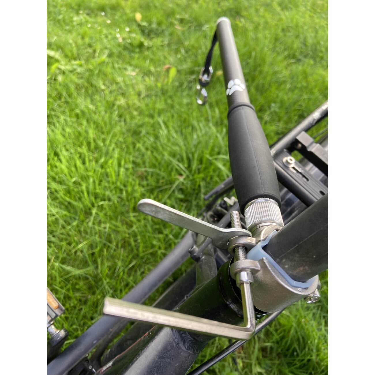 PfotenWunder® Freihandleine Fahrrad für Hunde + 1 elastische Leine & 1 Trainingsbuch, extra dicke 6mm-Leine | Abstandhalter Fahrradhalter aus hochwertige Karbonfasern mit Stoßdämpfern