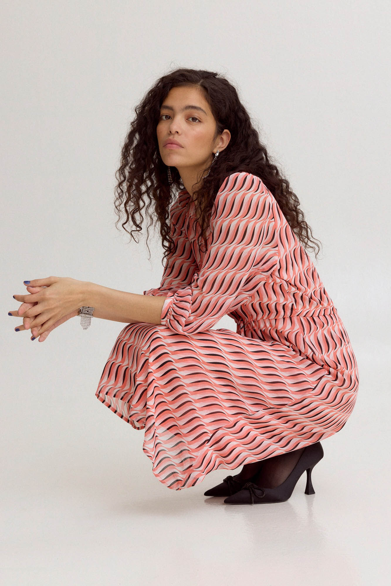 Vestido midi com decote em V - Vermelho