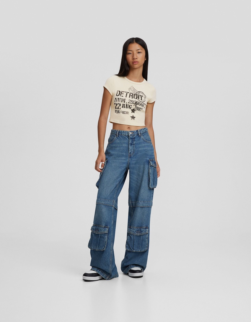 Camiseta de manga curta com estampa e modelagem ajustada