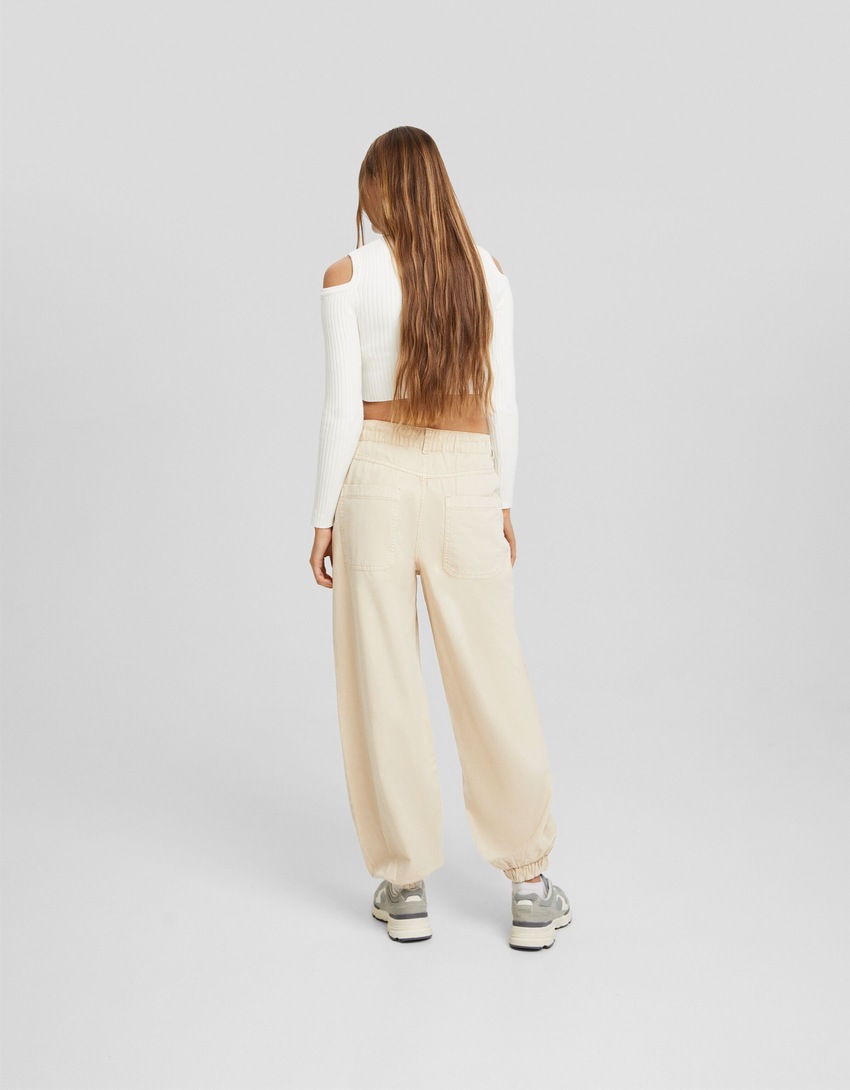 Calça jogger de algodão com cordão.