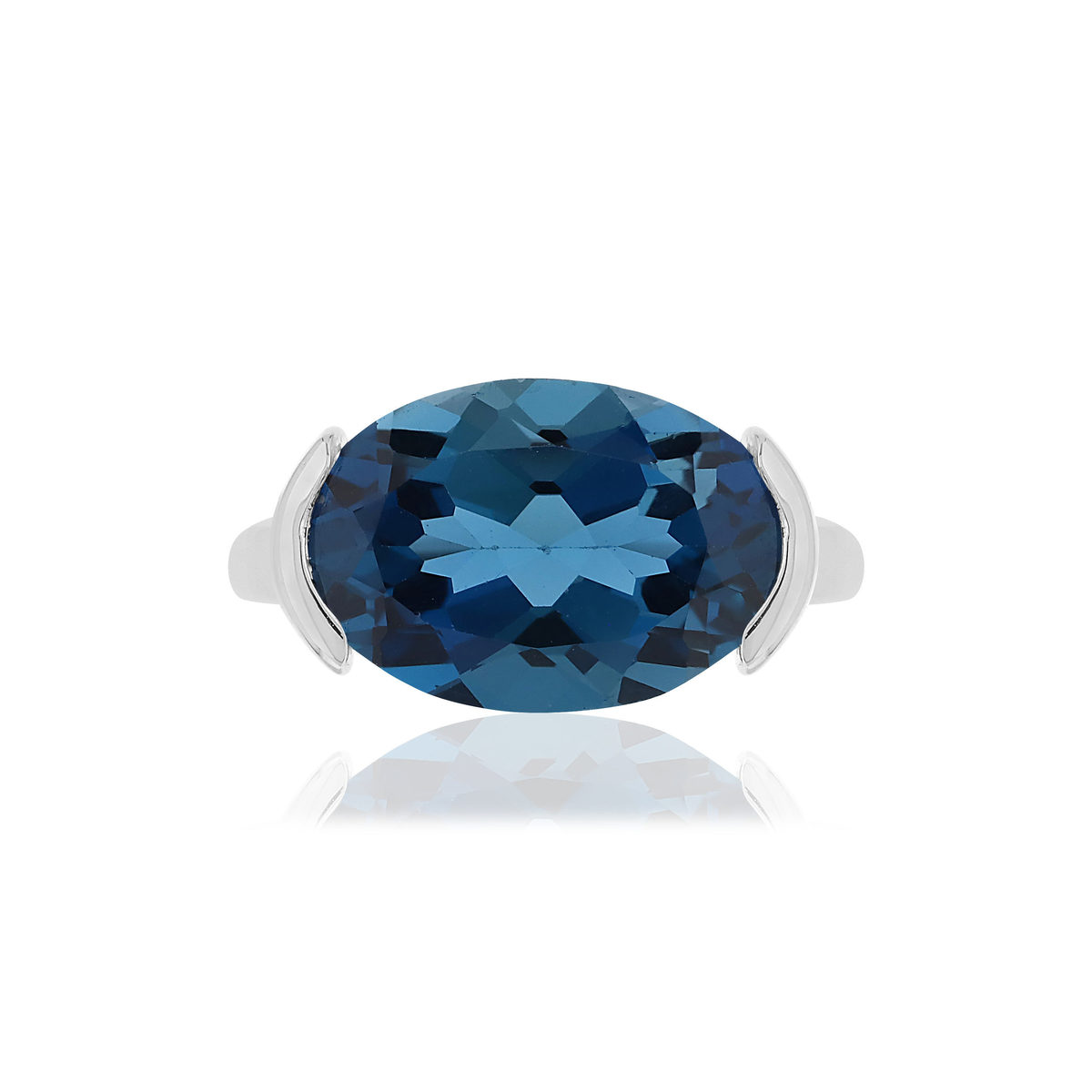 Bague or blanc 750, 1 Topaze London blue de 7,42 carats.
