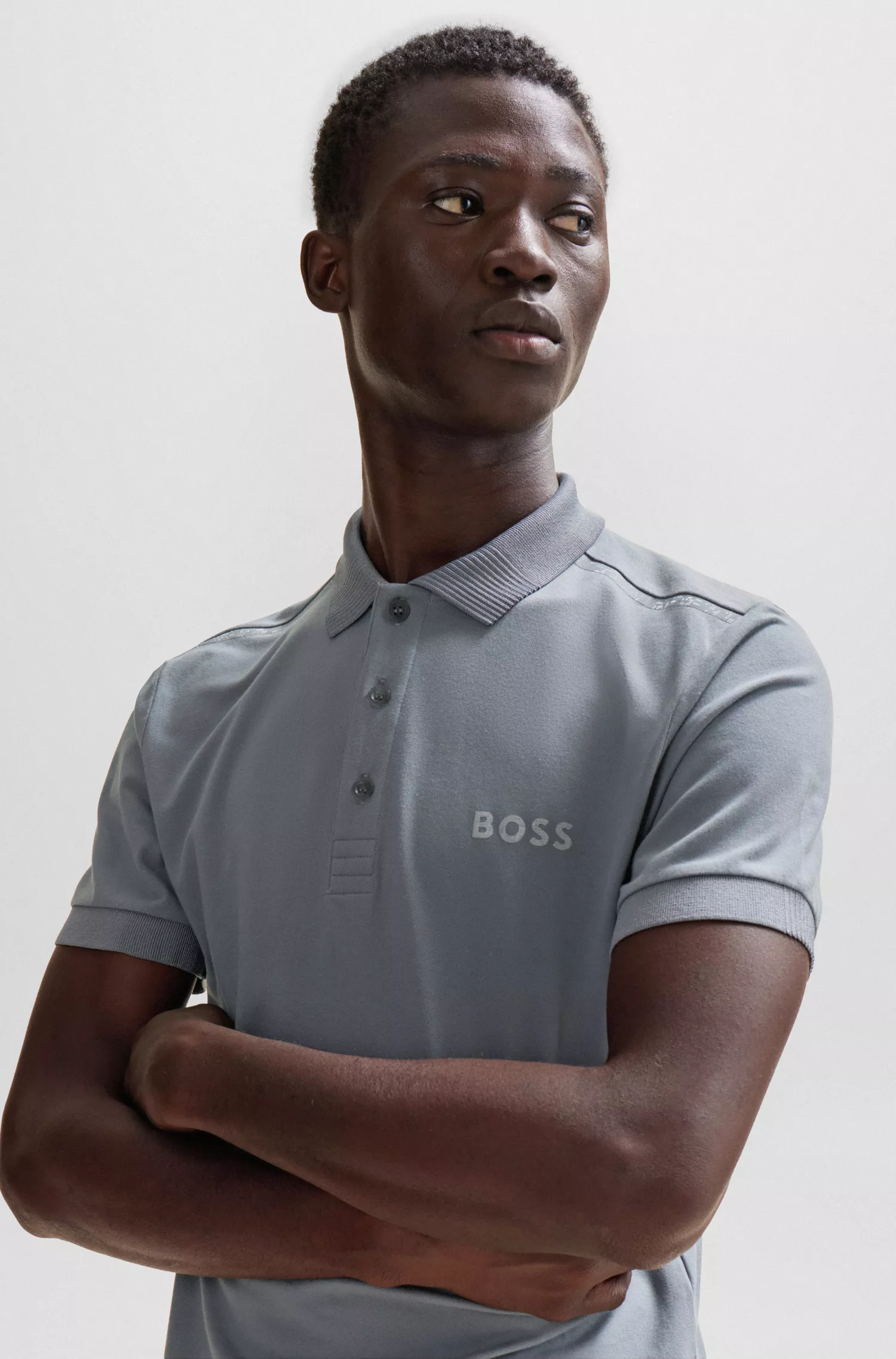 Camisa polo BOSS verde, corte slim, com detalhes refletivos decorativos.