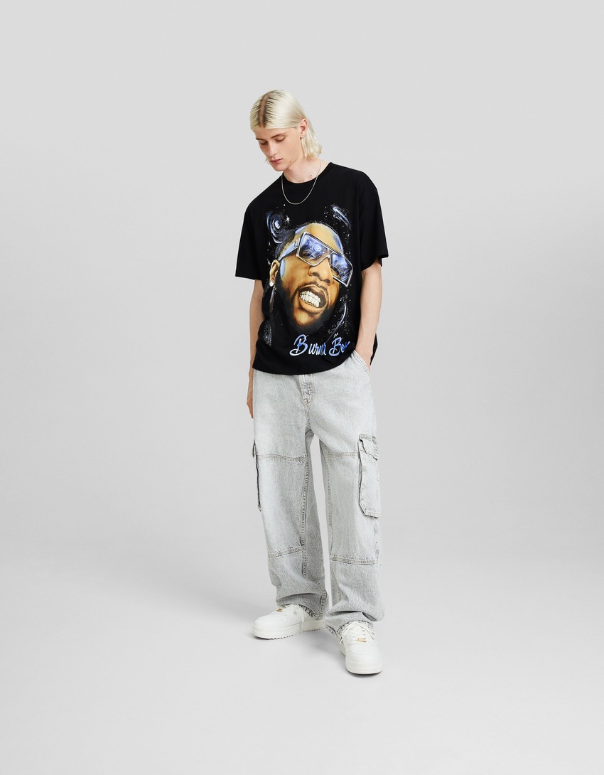 Camiseta de manga curta com estampa do Burna Boy e modelagem quadrada.