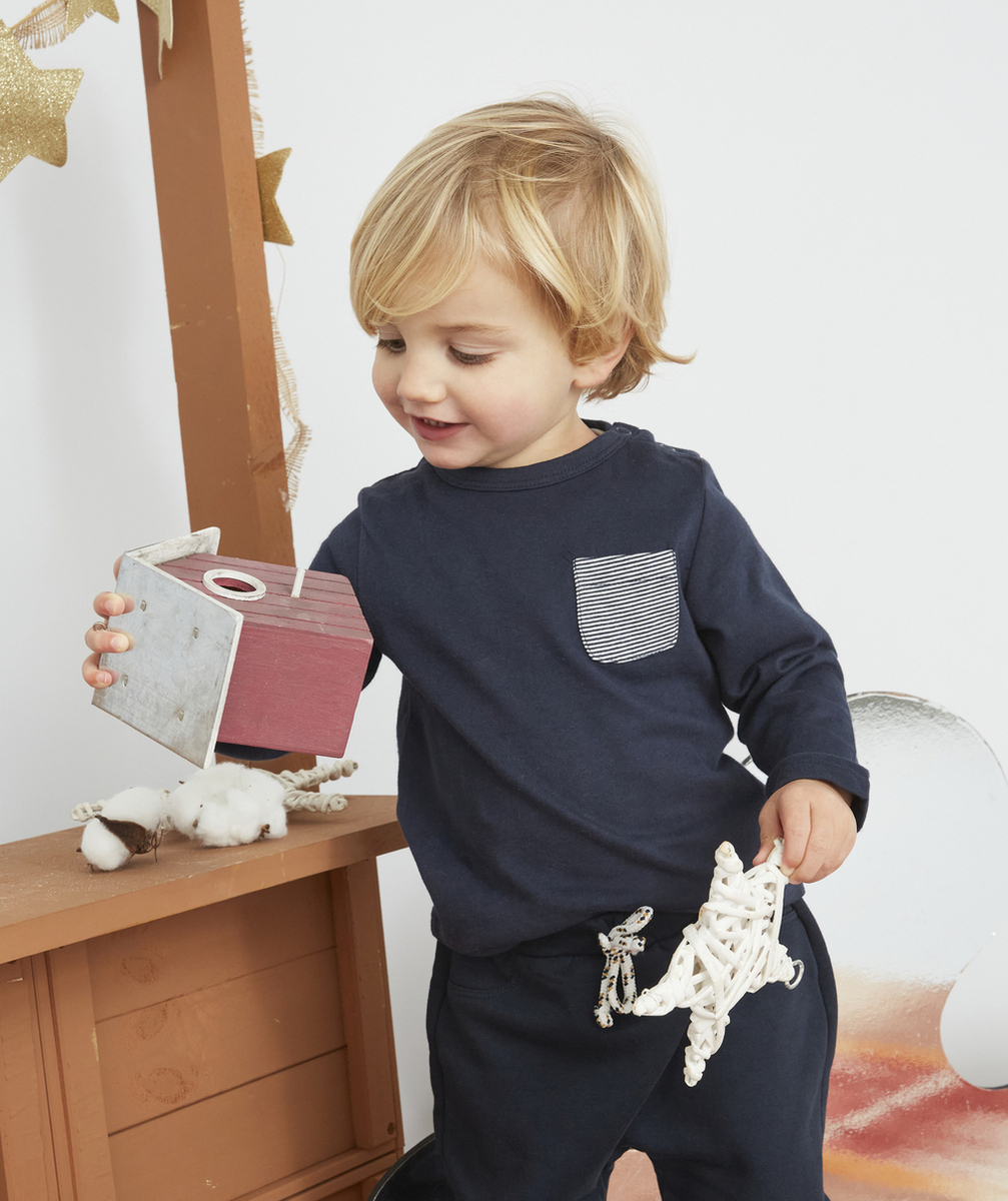 LE T-SHIRT BLEU MARINE AVEC POCHE RAYÉE