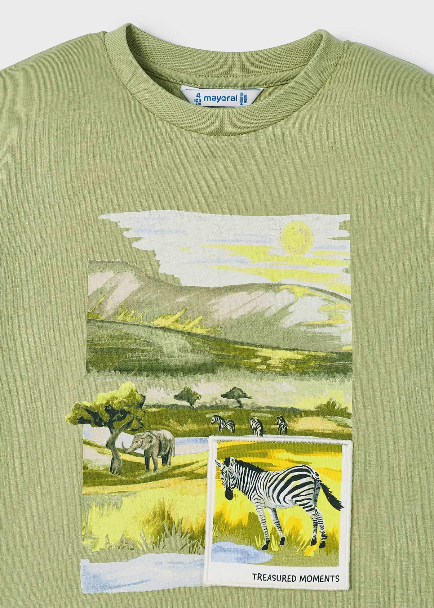 Camiseta infantil com estampa interativa, feita de algodão sustentável.