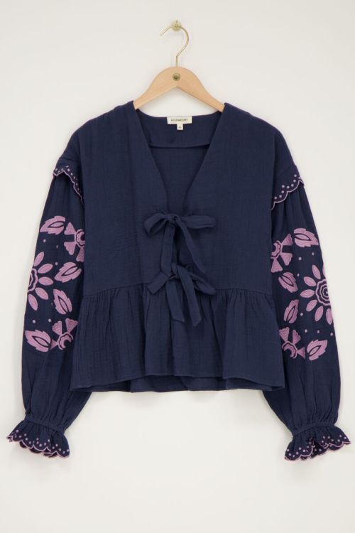 Donkerblauwe mousseline blouse met embroidery en strikjes