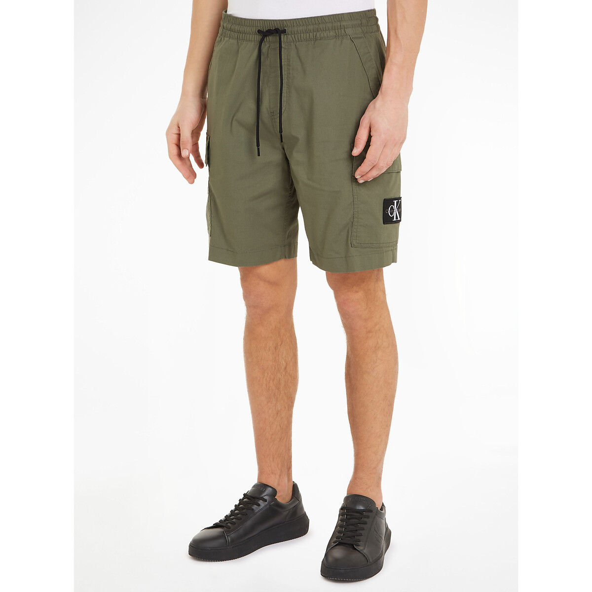 CALVIN KLEIN JEANS<br>Shorts cargo com cordão