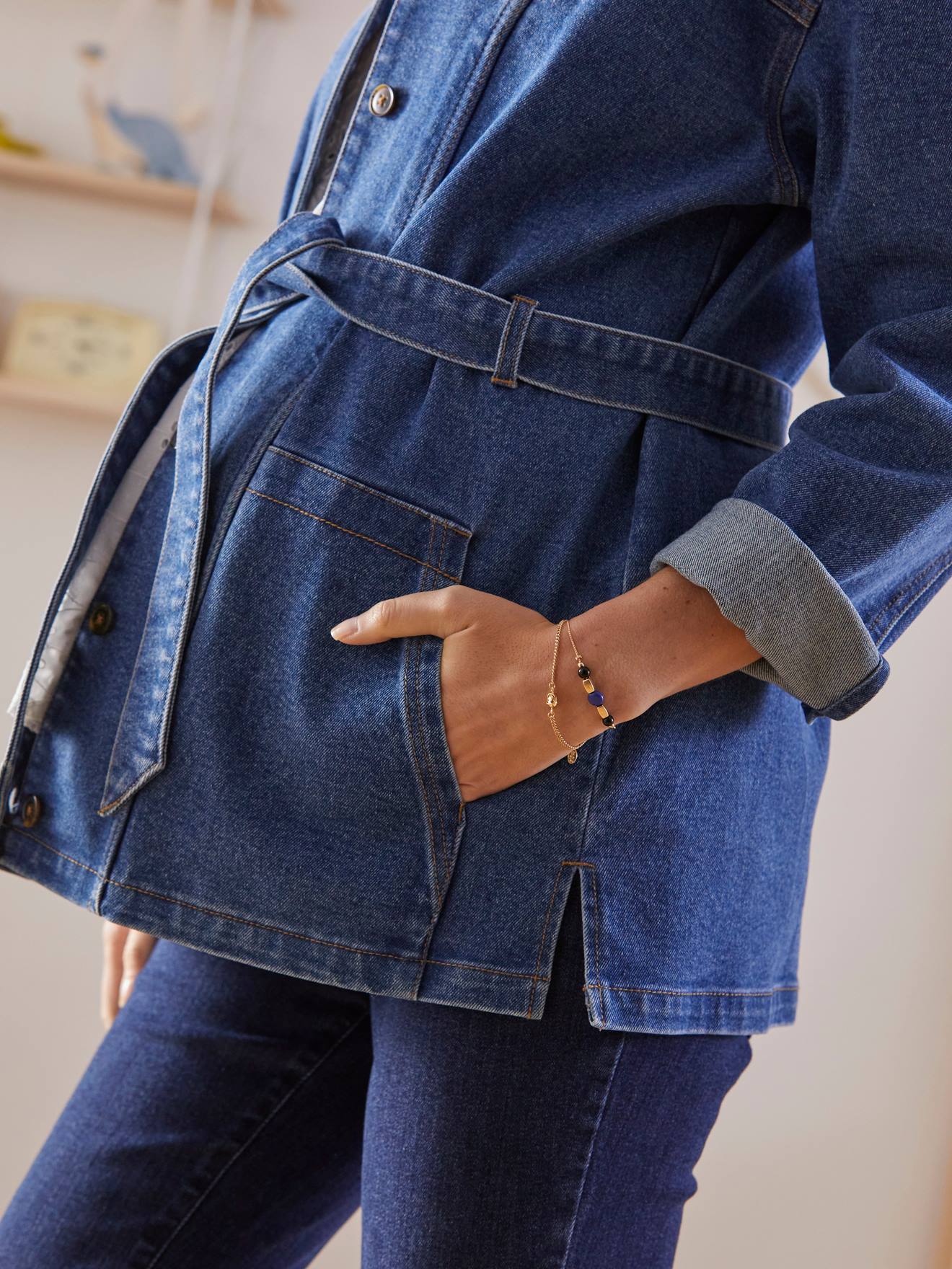 Jaqueta jeans lisa azul-escura, adequada para gestantes e para o período pós-parto.