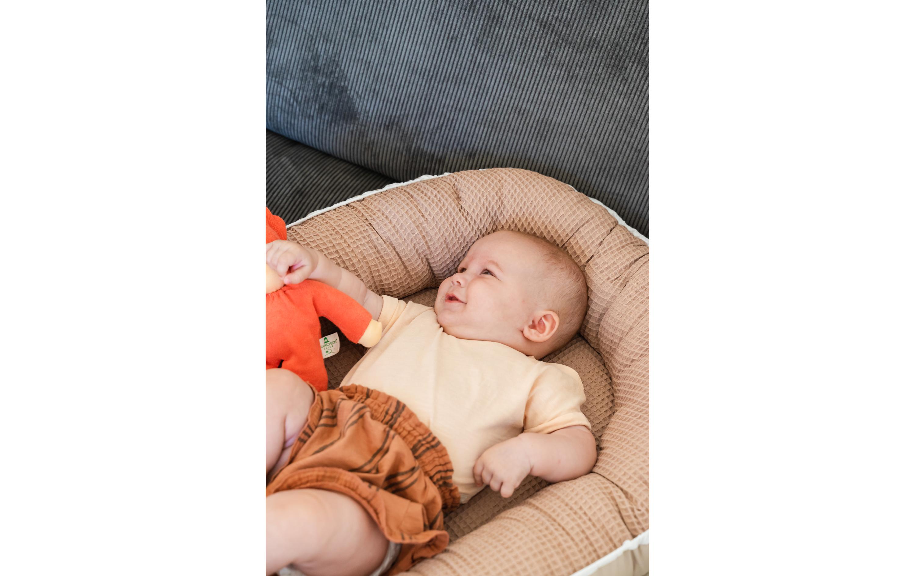 Babynest Waffel Uni Sand 55 x 95 cmKuschelnest für Babys