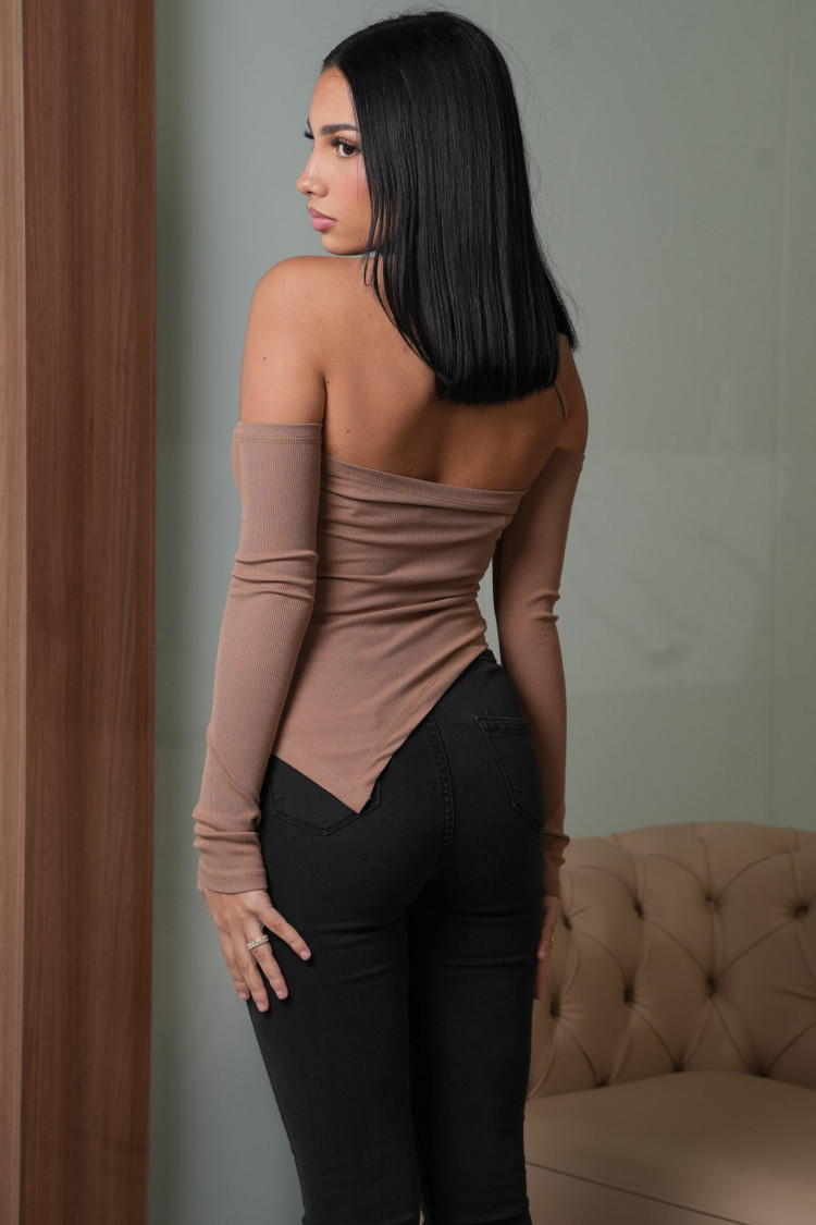 Pull marron à manches longues asymétrique