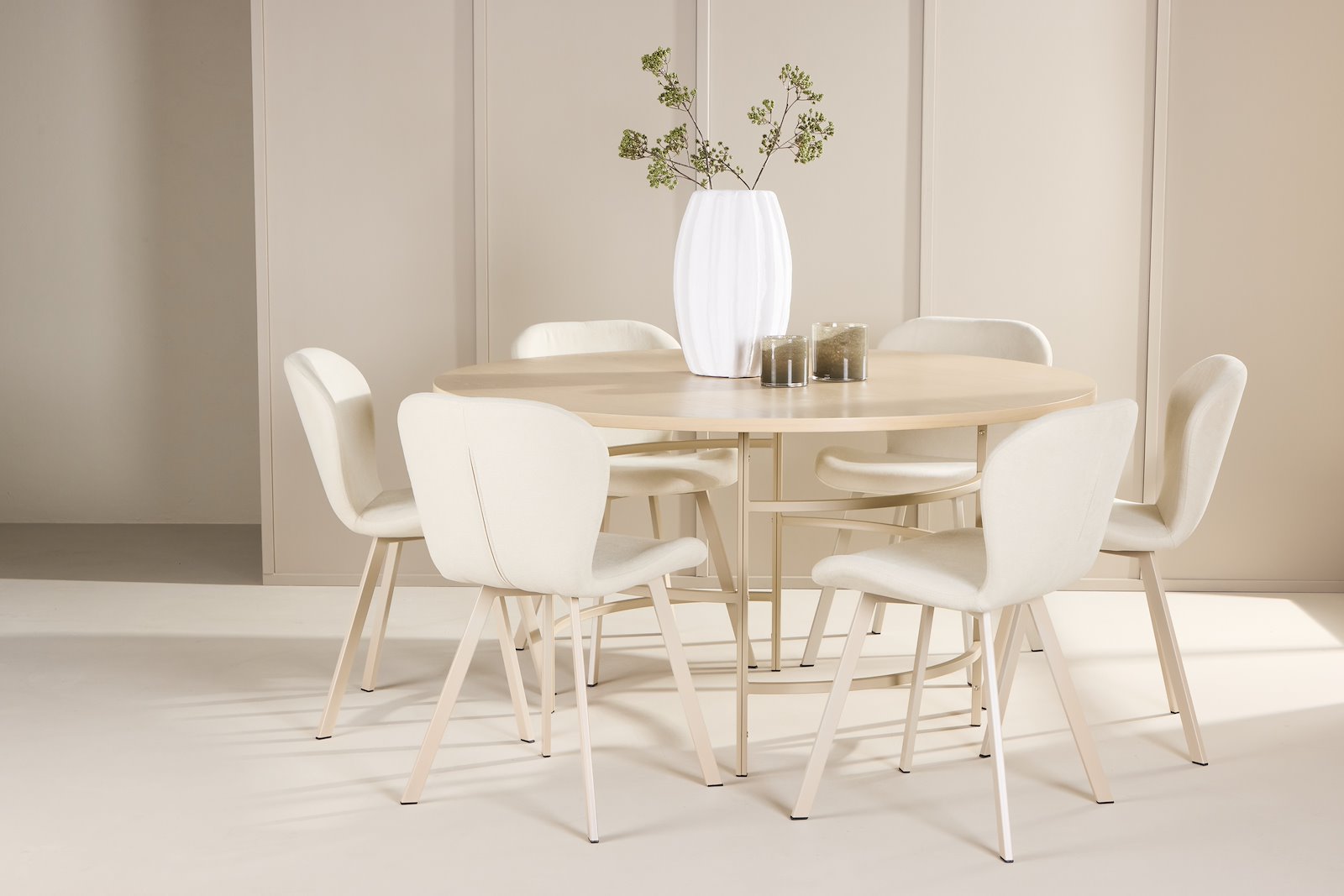 Copenhagen og Lilja Spisegruppe Copenhagen rundt spisebord Ø140 cm i hvit polert med 6 stk. Lilja spisestoler i Beige spisestoler og hvite ben.