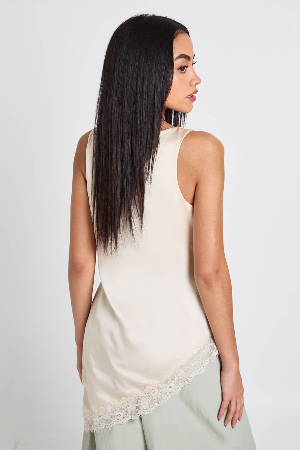 boohoo Haut Caraco à Encolure Arrondie et Ourlet Asymétrique