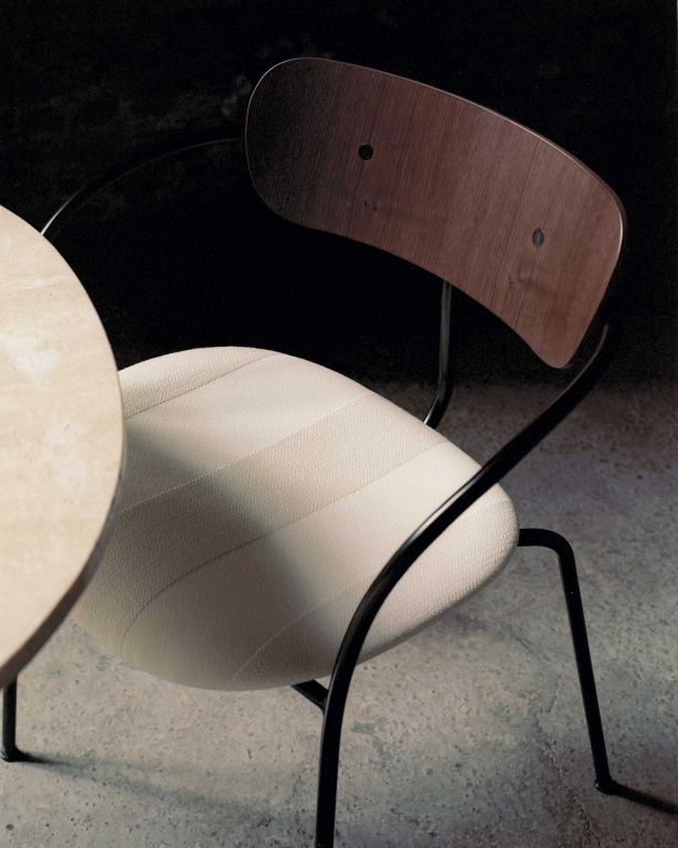 &tradition Pavilion AV4 stoel zwart eiken, cognac Silk Leather
