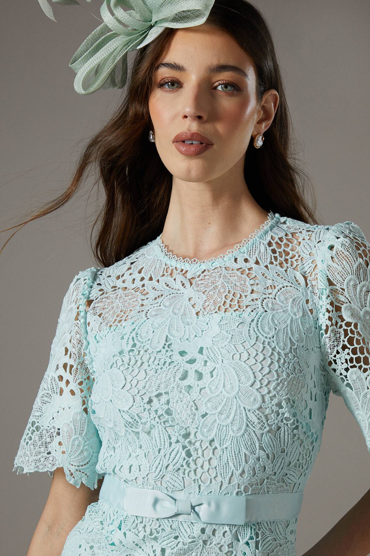 Coast Robe Mi-Longue en Dentelle avec Ceinture Nœud