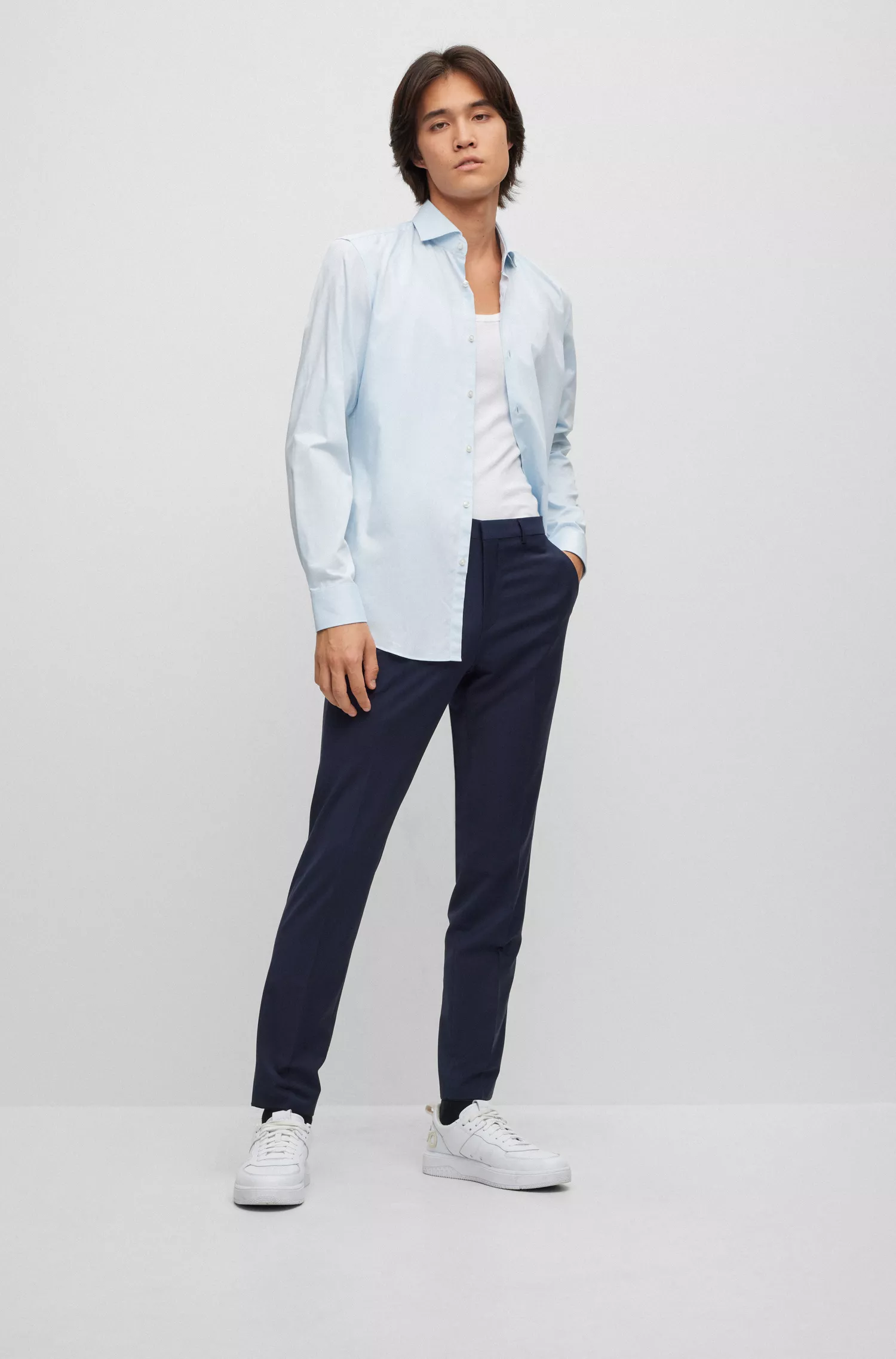 Camisa HUGO vermelha, corte slim, em sarja de algodão de fácil passar.