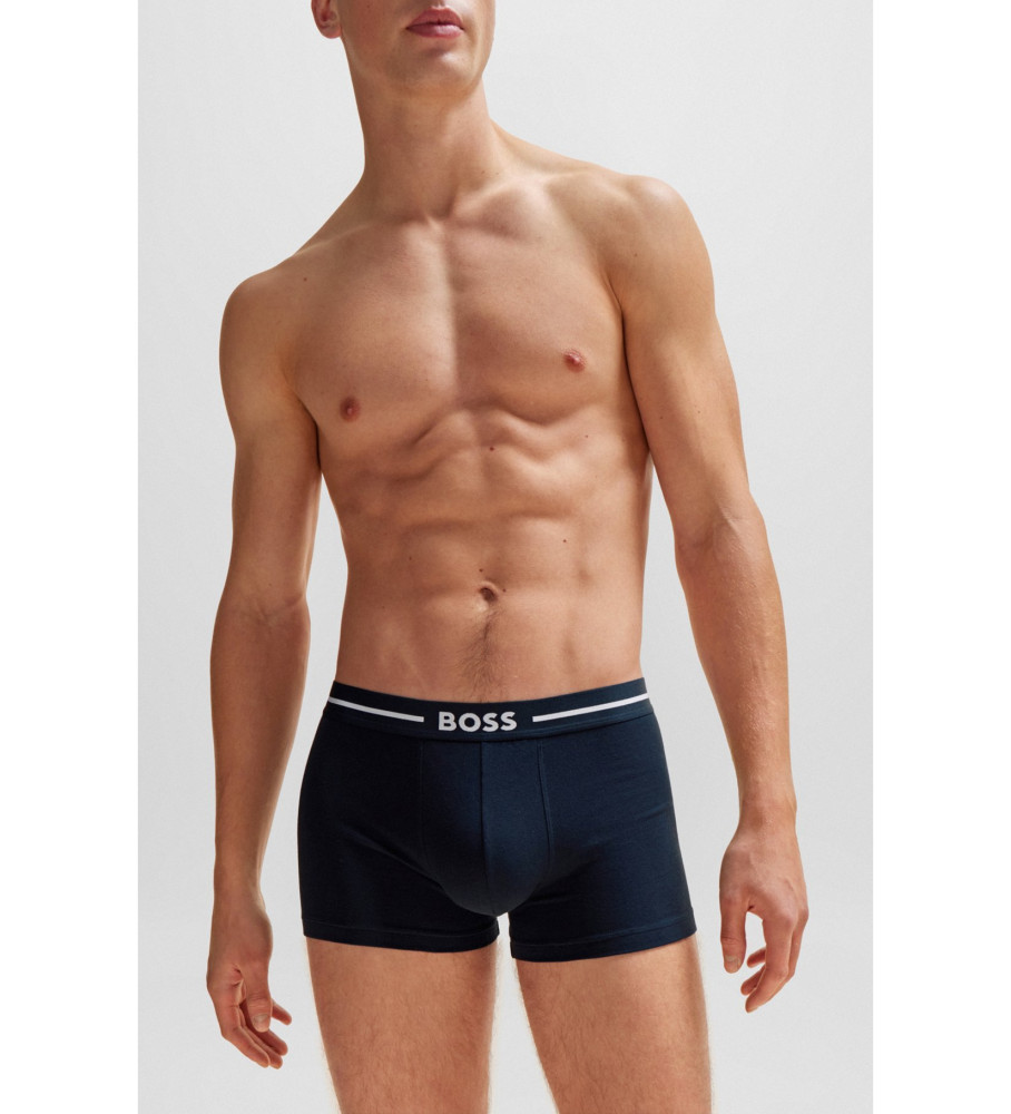 Pacote com 3 cuecas boxer BOSS, nas cores azul marinho e azul-marinho.