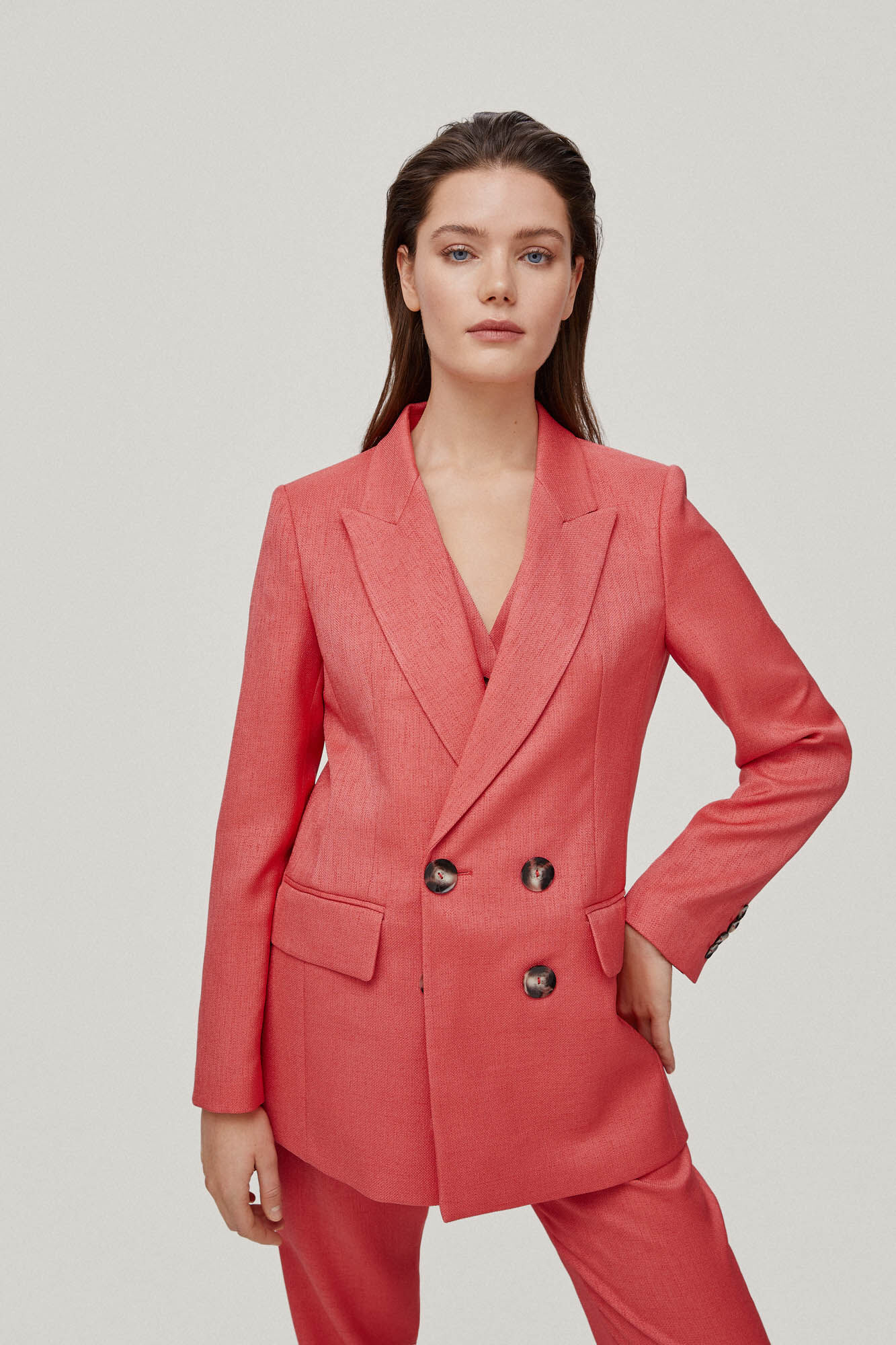 Blazer de abotoamento duplo com botões contrastantes. - Coral