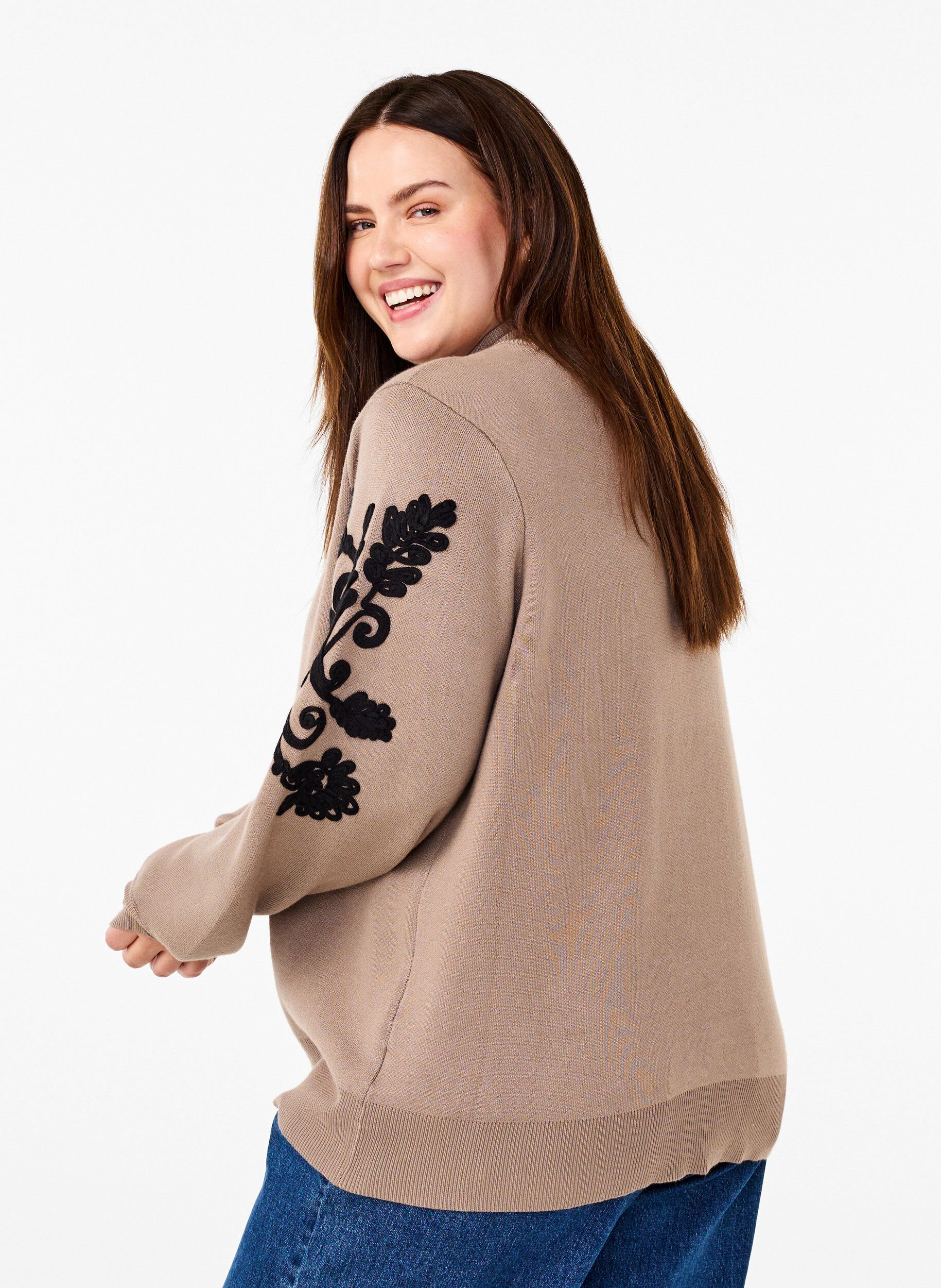 Strikbluse med broderi