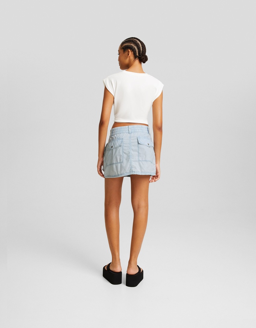 Minissaia cargo em jeans com efeito desbotado