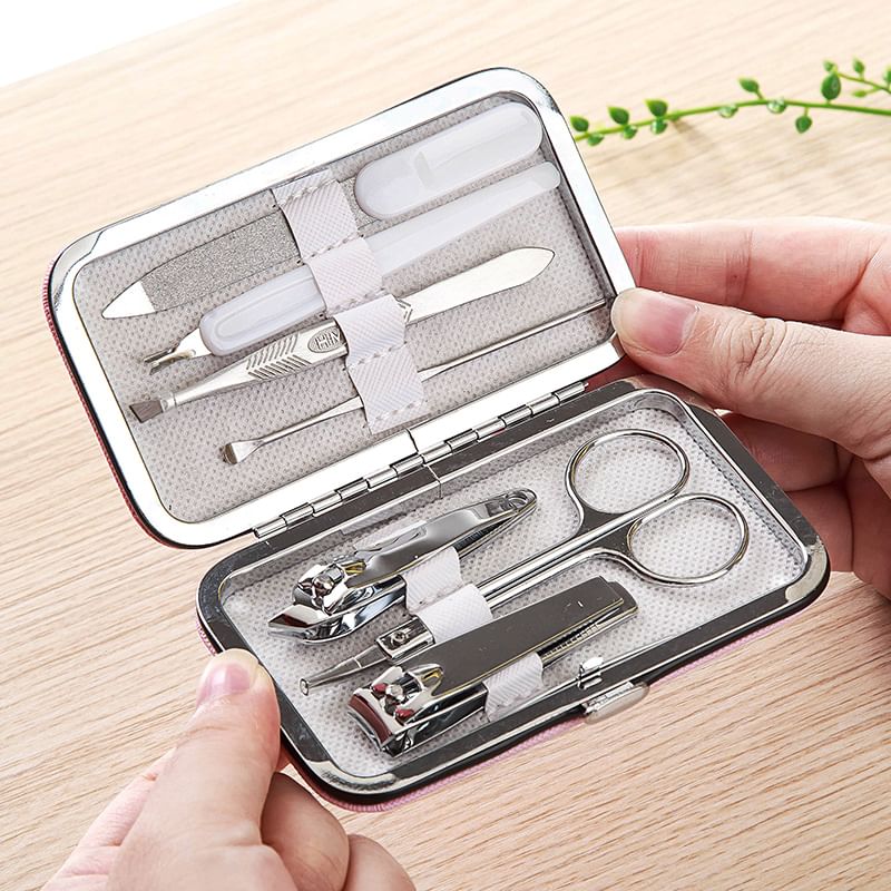 Fenmo - Set van 7: Manicureset van roestvrij staal + oorstokje + pincet + etui met cartoondier (verschillende ontwerpen)