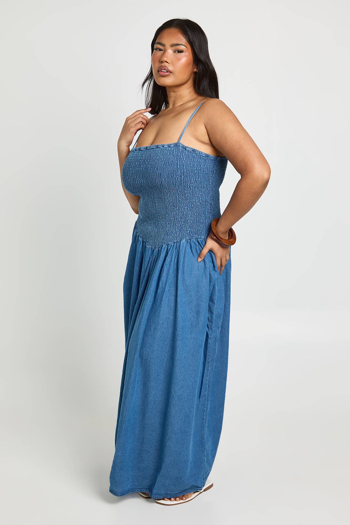 boohoo Robe Patineuse Mi-longue Grande Taille En Chambray À Smocks