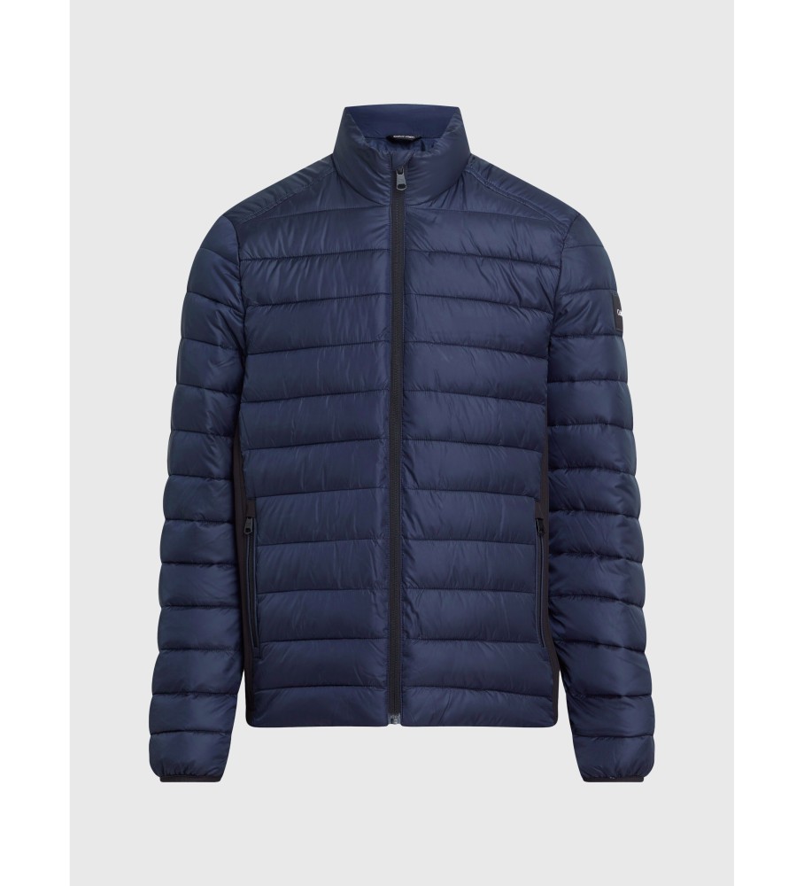 Jaqueta Calvin Klein de plumas, confeccionada com materiais reciclados, na cor azul marinho.