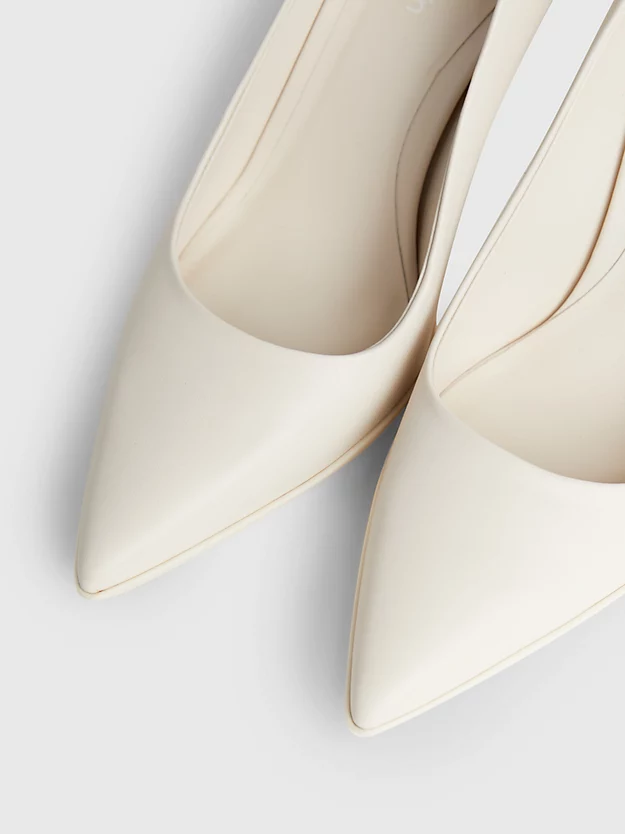 Sapatos de couro com salto agulha