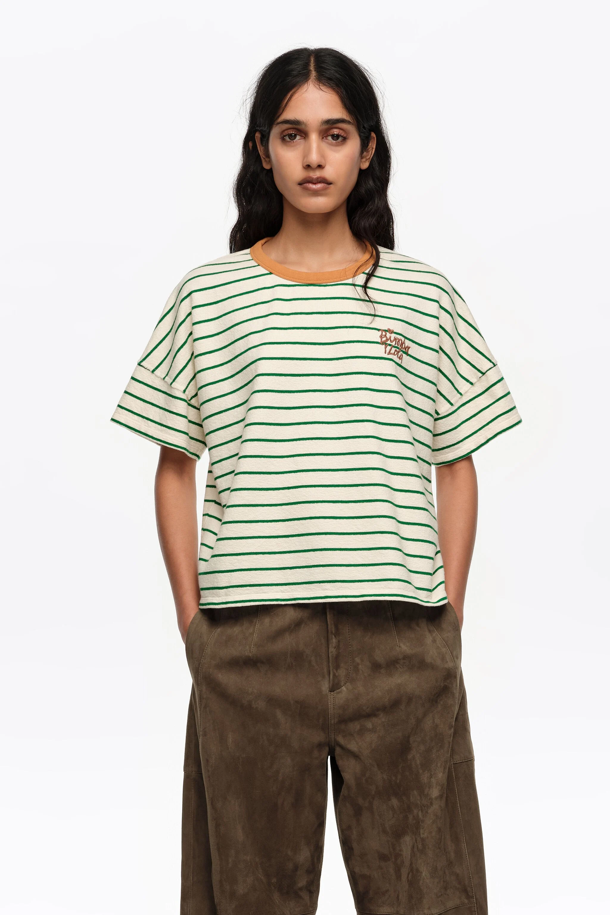 Camiseta com detalhes contrastantes em listras verdes