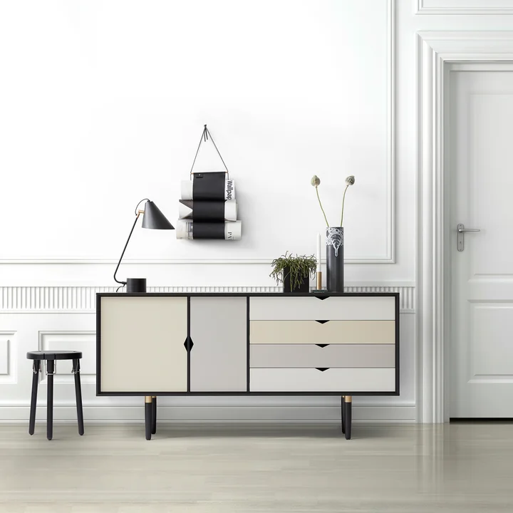 Andersen Furniture - S6 Sideboard, Eiche geseift / Fronten silver (silber weiss), doeskin (beige), iron (metallgrau)