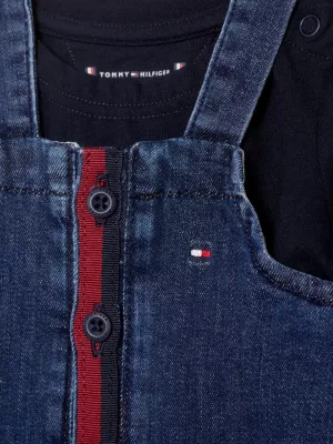 Conjunto de camiseta e jardineira jeans