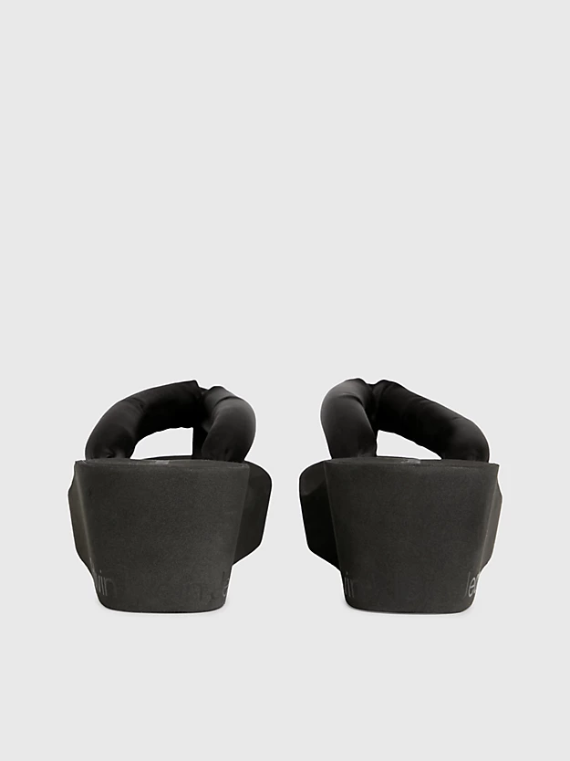 Chinelo de dedo com plataforma e salto anabela de cetim