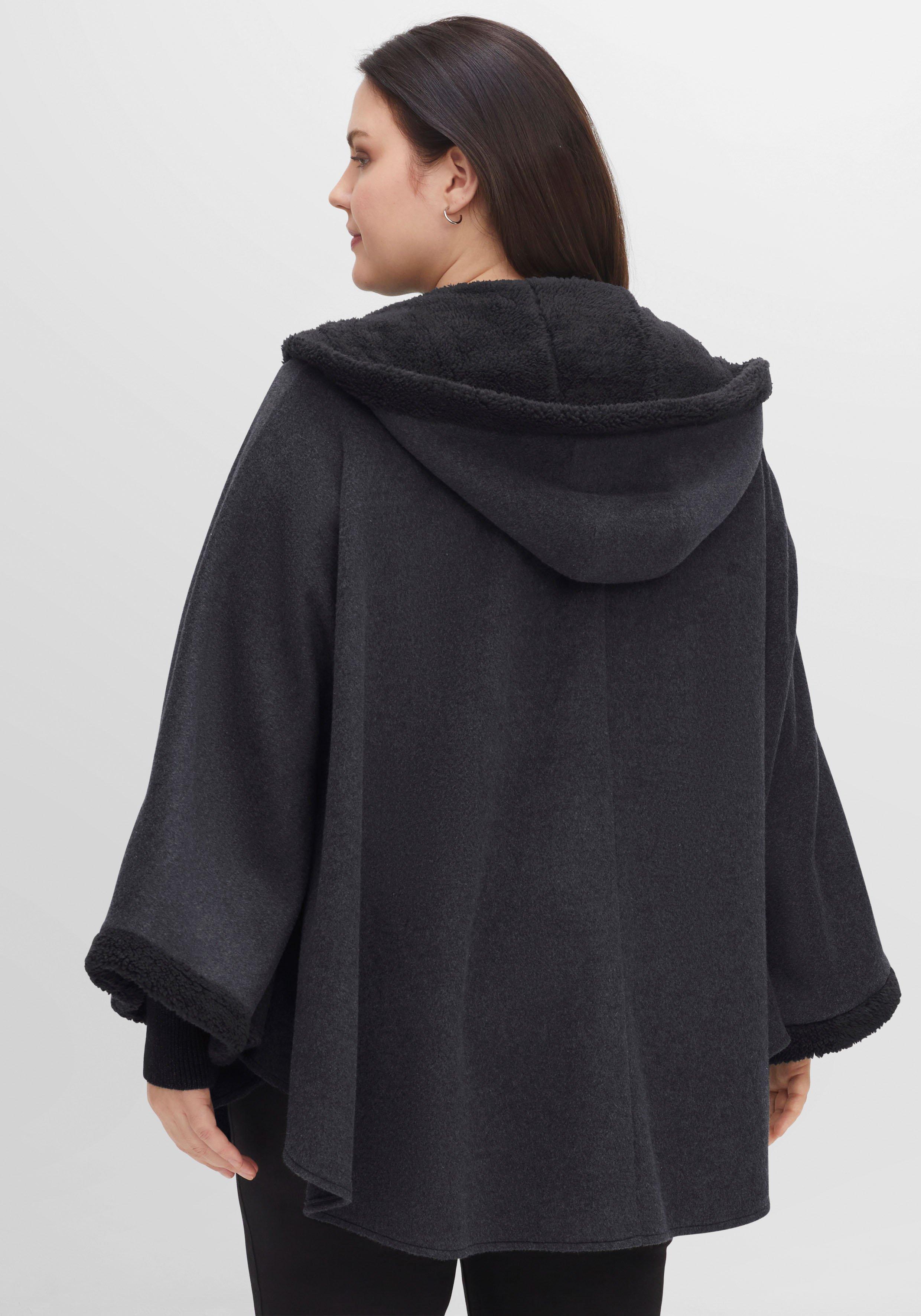 Cape mit Kapuze und Besatz aus Fellimitat