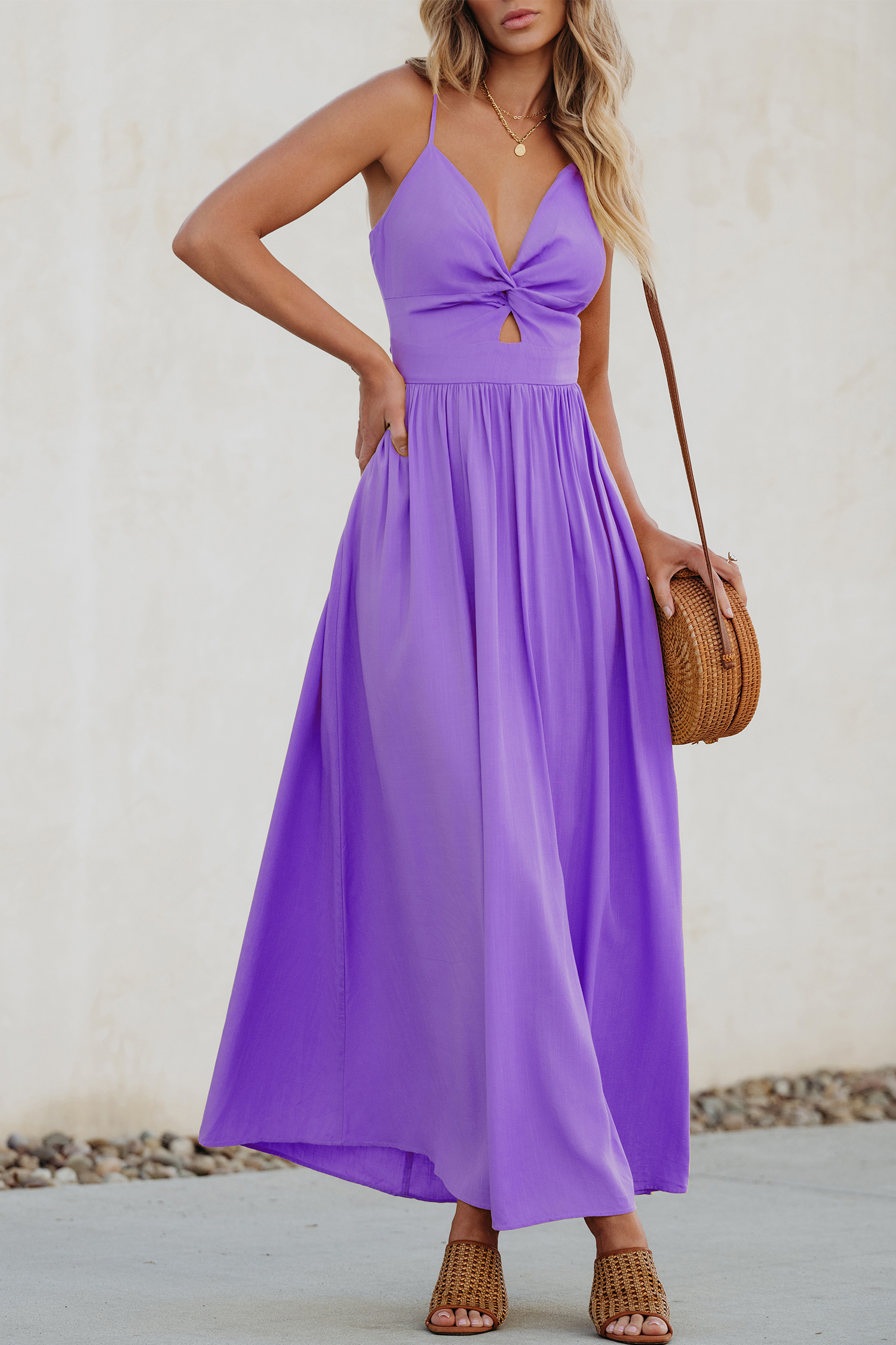 Robe maxi torsadée avec col en cœur et trou de serrure violette