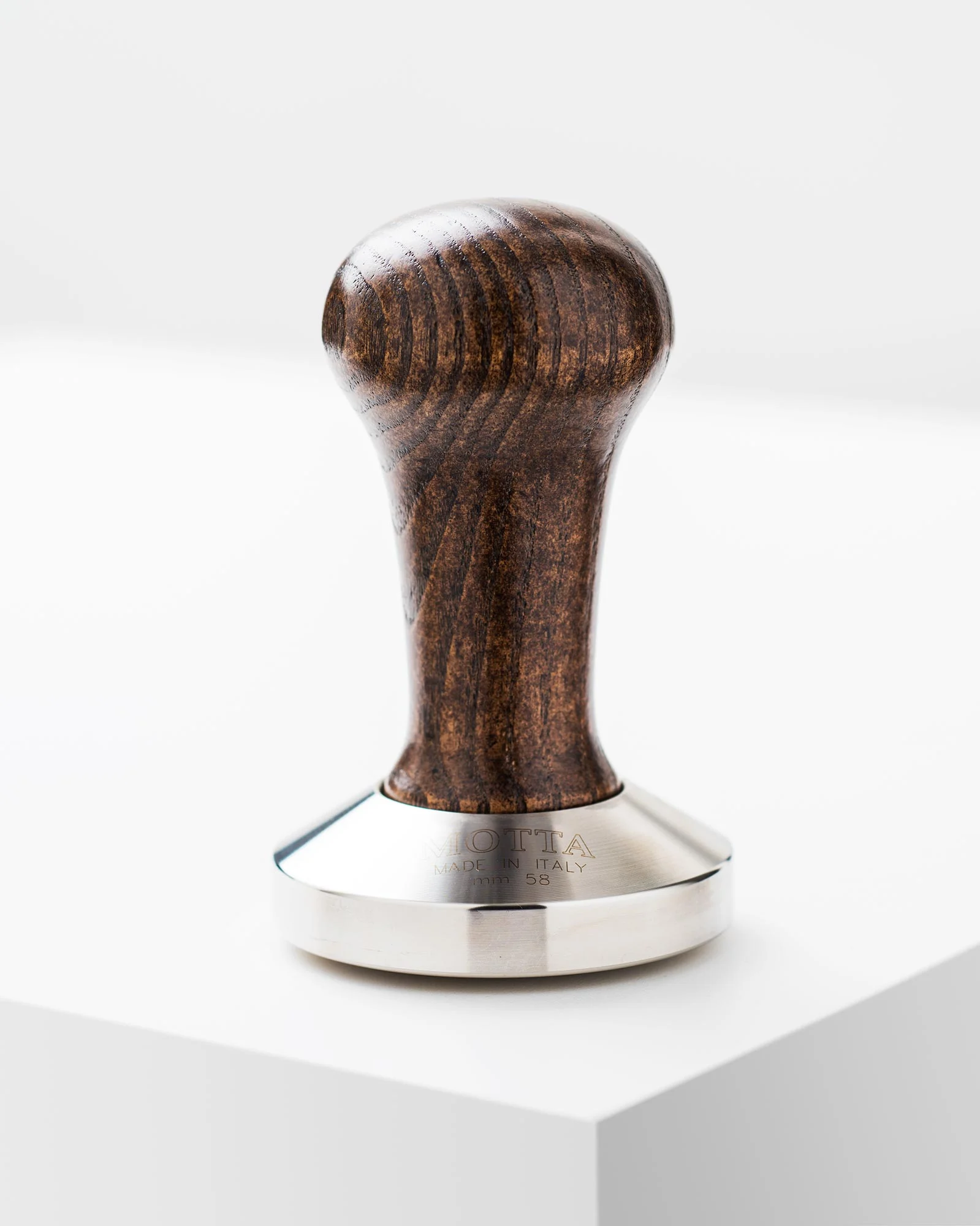Motta Tamper Edelstahl gewölbt mit Holzgriff braun