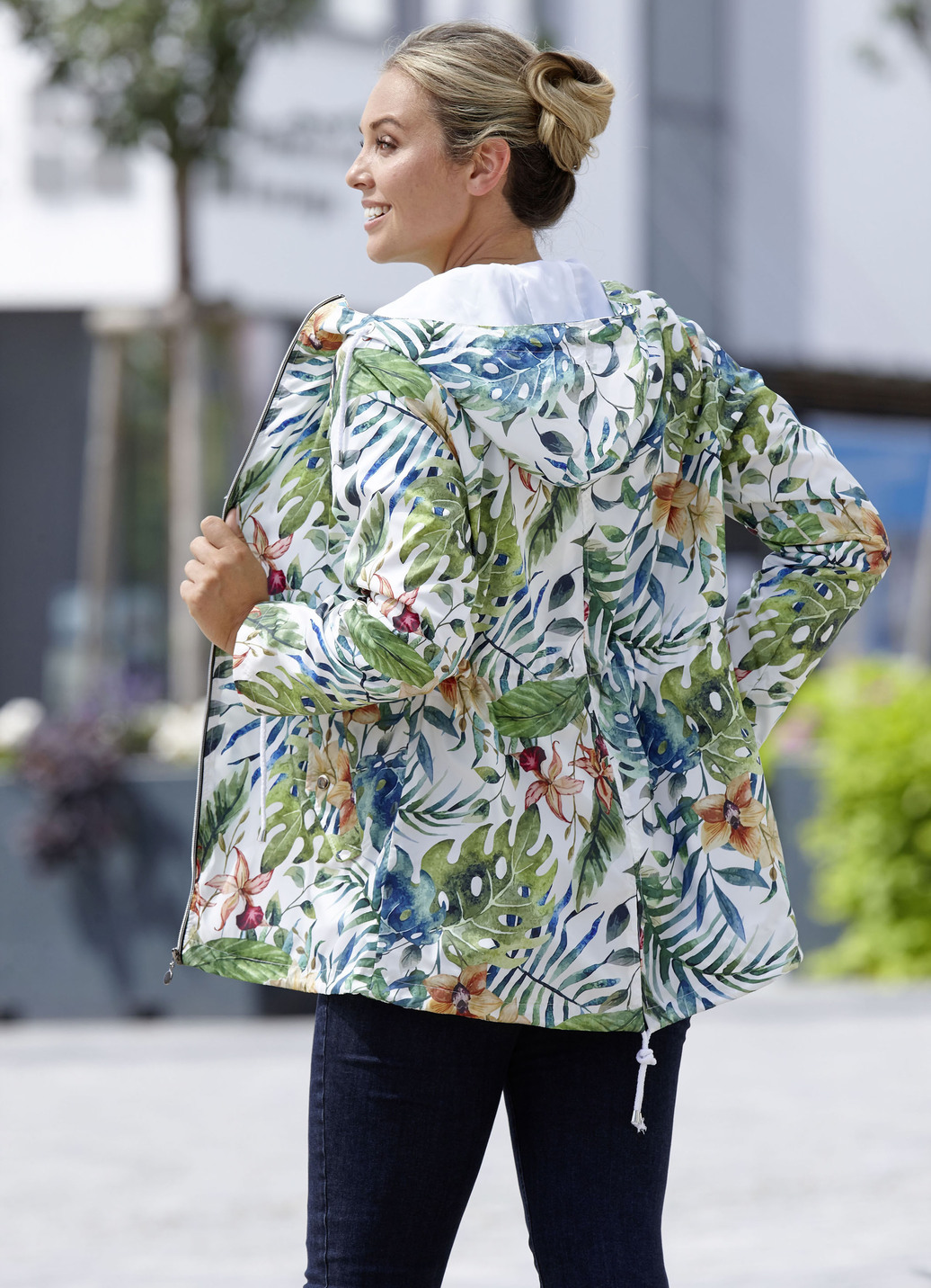 Jacke mit fester Kapuze