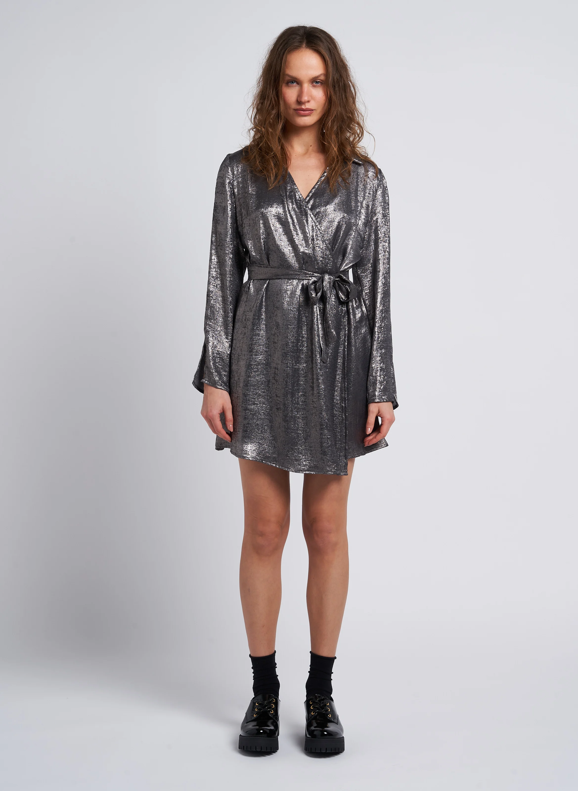 Robe courte col V aspect métallisé| Gris