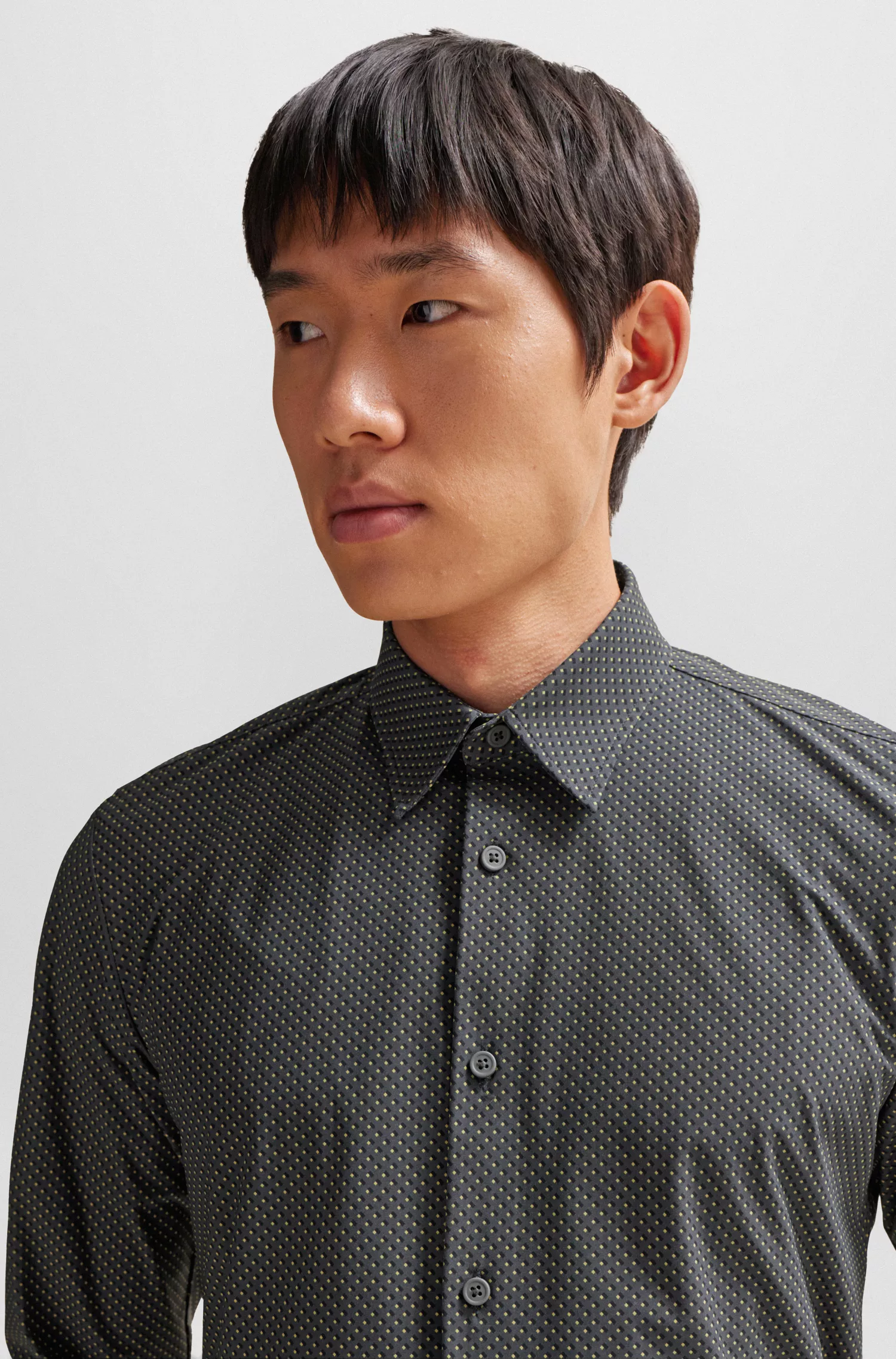 Camisa BOSS preta de corte slim em tecido elástico de alta performance com estampa.